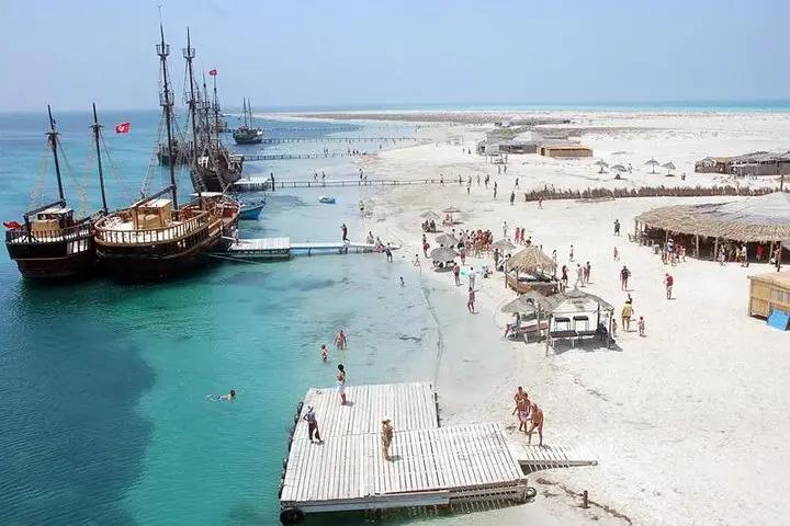 Bateaux amarres et plage blanche sur l ile aux flamants roses a Djerba