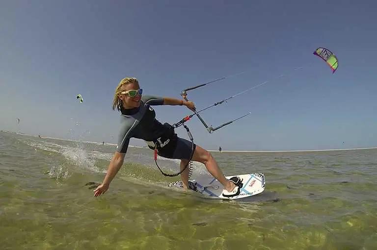 Kitesurfeur en combinaison glissant sur l eau turquoise du spot de Sidi Yati a Djerba