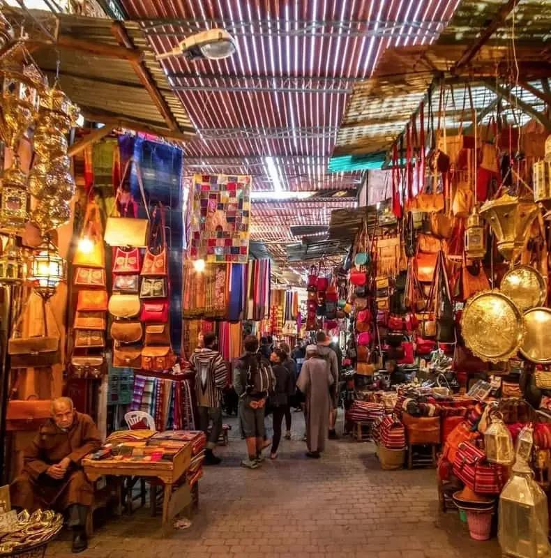 Allee coloree des souks de Houmt Souk avec artisanat et lanternes a Djerba